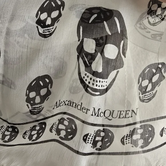 Alexander McQueen Skull Silk Scarf Ivory Black - Picture 2 of 6